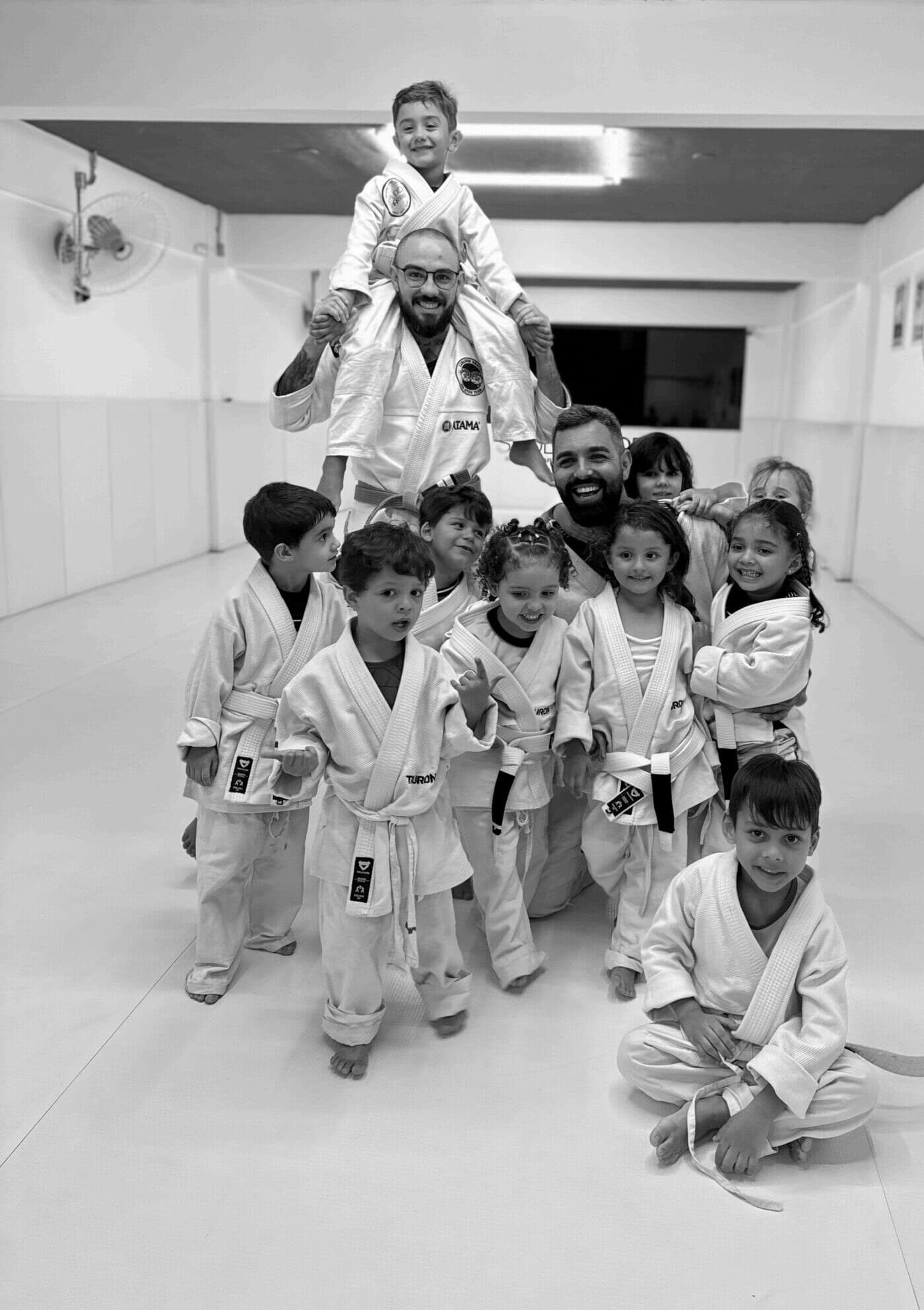 Crianças treinando jiu-jitsu